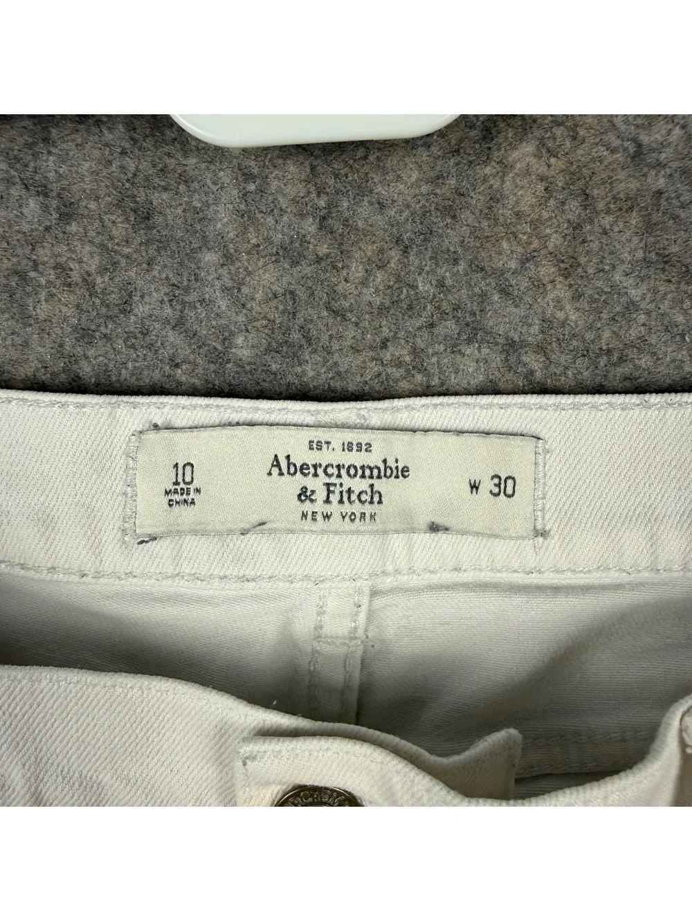 Abercrombie & Fitch White Distressed Denim Booty Shorts Size 10 Waist 30 2” 871